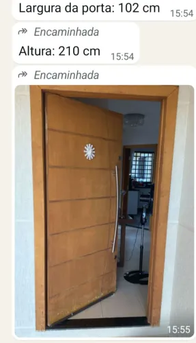 Porta com dobradiça puxador e tetra chave