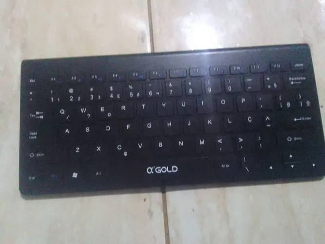 Teclado de escritório está em perfeita condições pouco uso