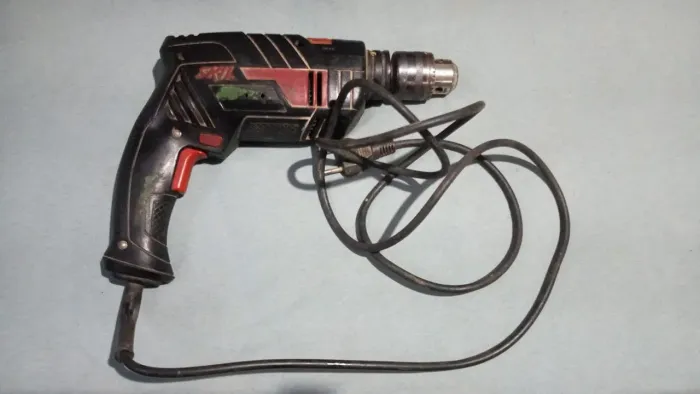 Furadeira de impacto skill 