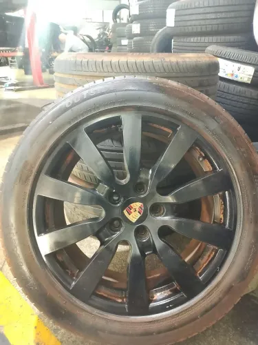 Roda Porsche aro 20 com pneus novos 