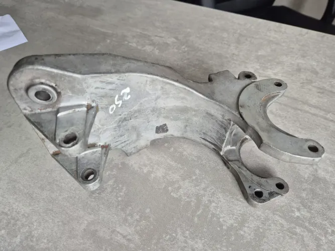 Suporte alternador e bomba hidráulica 