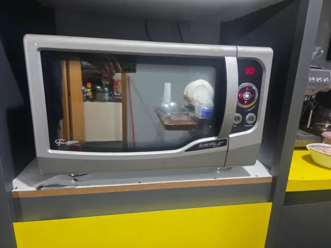 forno elétrico Fischer Gratinatto Grill de bancada com acabamento em prata.