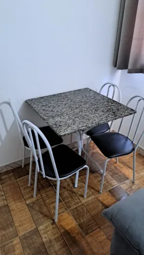 Conjunto Mesa Quadrada Com 4 Cadeiras e Tampo Em Granito