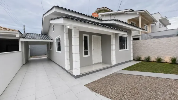 Casa sozinha no terreno, 3 dormitórios no Bairro São Sebastião - Palhoça
