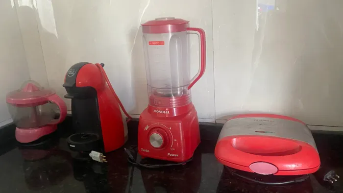 Liquidificador, sanduicheira, espremedor de laranja e cafeteira