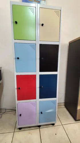 Armários em aço 8 portas