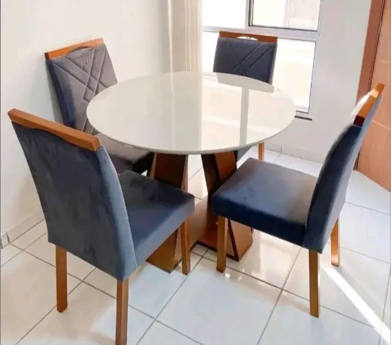Mesa de jantar redonda com vidro mercúrio