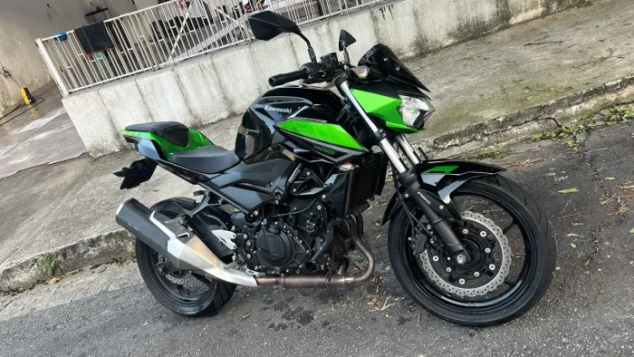 Kawasaki Z400 2022 - Segundo dono - Muito bem cuidada