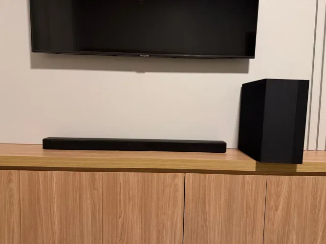 Soundbar Samsung HW-K450 300W com Subwoofer Bluetooth - Completo