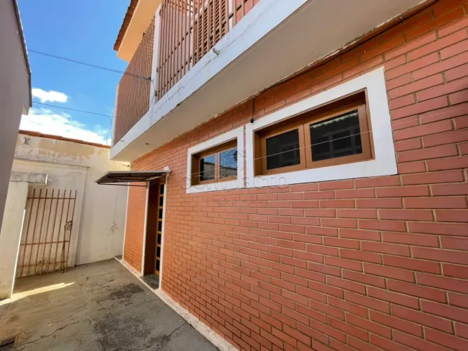 Sobrado de Fundos | 3 Dormitórios (1 Suíte) | Sacada | Ambientes Amplos