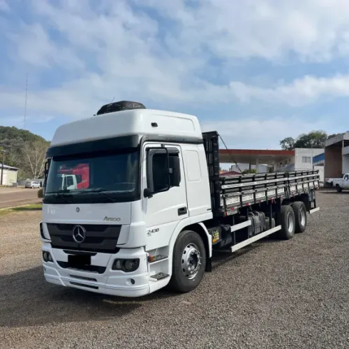 Mb atego 2430 6x2 carroceira 2015