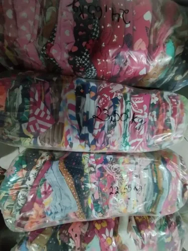 Saco fechado com 10 kg de retalhos de cotton liso e estampado