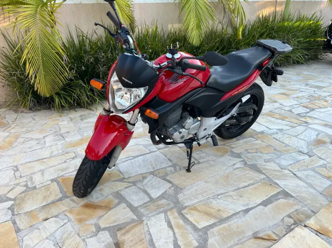 Honda CB 300R 2012 - Baixa km - Conservada
