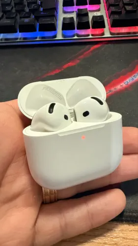 AirPods 4 com cancelamento de ruídos