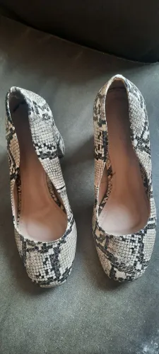 Scarpin prego estampa cobra