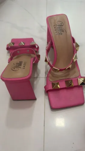 Sandália Salto Alto Na Cor Rosa Com Detalhes Em Dourado.