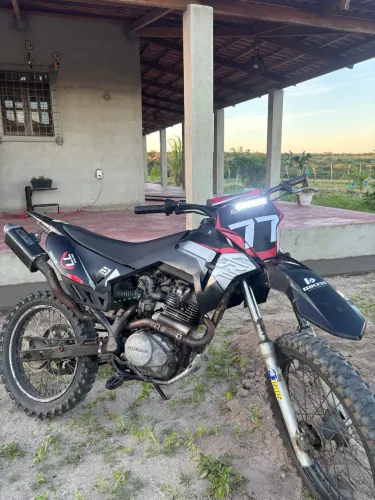 Moto com peças CRF 230 para trilha