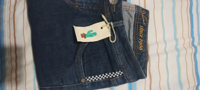 Calça jeans feminina.
