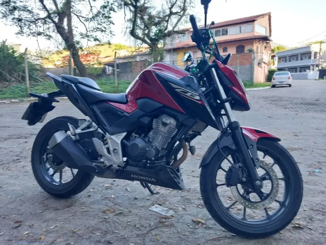 Vendo Cb300f Twister abs Moto de garagem ta sem Moto realize seu sonho