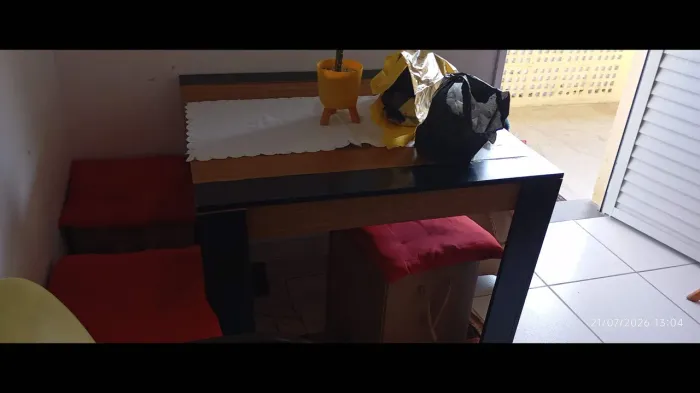 Mesa com 4 banquinhos