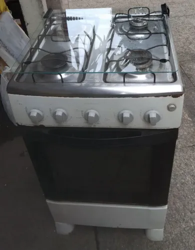 Um fogão de 4 bocas