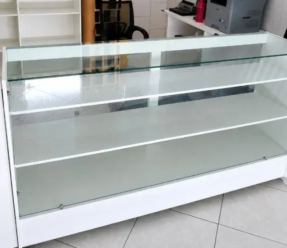 Balcão vitrine de vidro branco