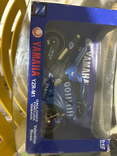 Valentino Rossi moto miniatura Yamaha