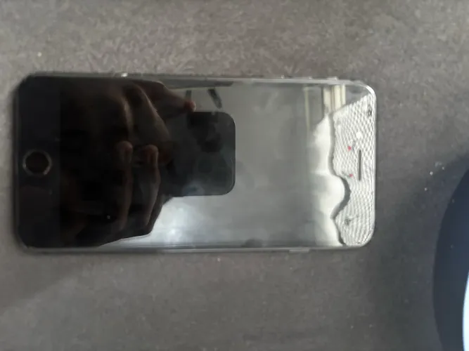 iPhone 7 pegando / pra retirada de peça