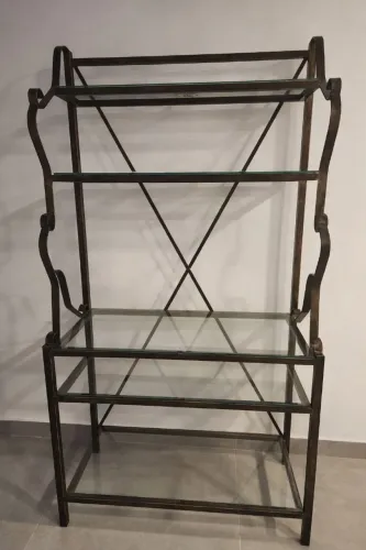 Estante de ferro com prateleiras de vidro