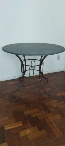 Mesa de jantar redonda. Tampo de ardósia pés de ferro.