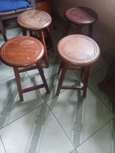 4 bancos de Madeira