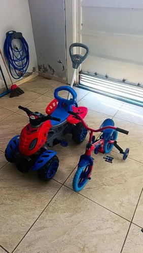 Carrinho de criança e Bicicleta tudo no pacote.