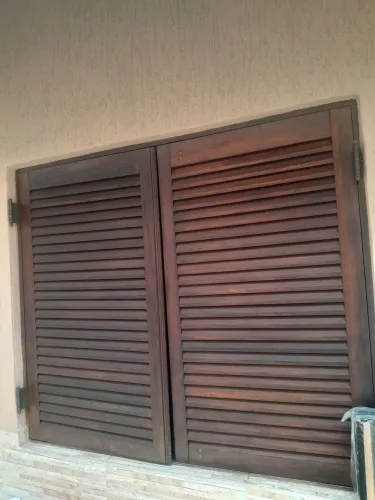Vendo um janela de madeira