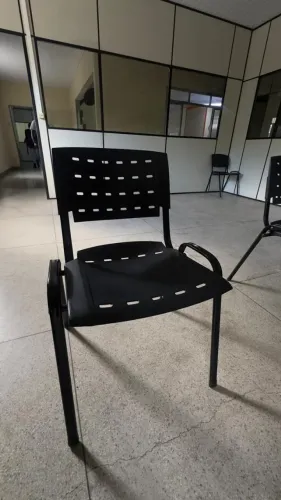 Cadeira Preta Estrutura metálica encosto e acento de plástico PRETA