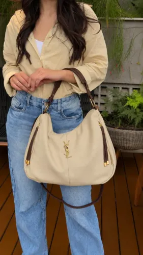 Bolsa Saint Laurent YSL Hobo Feminina Off-White - Alça Marrom e Ferragens Douradas