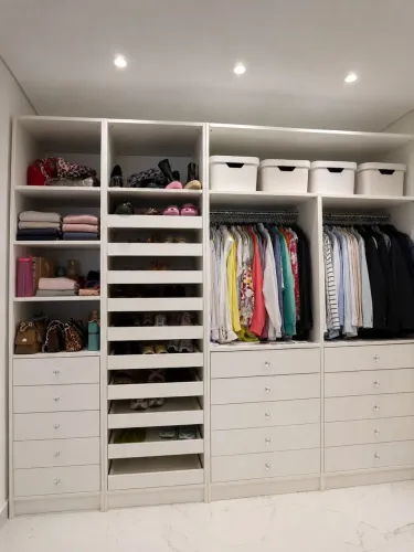 Closet roupeiro em Mdf muito bem conservado.