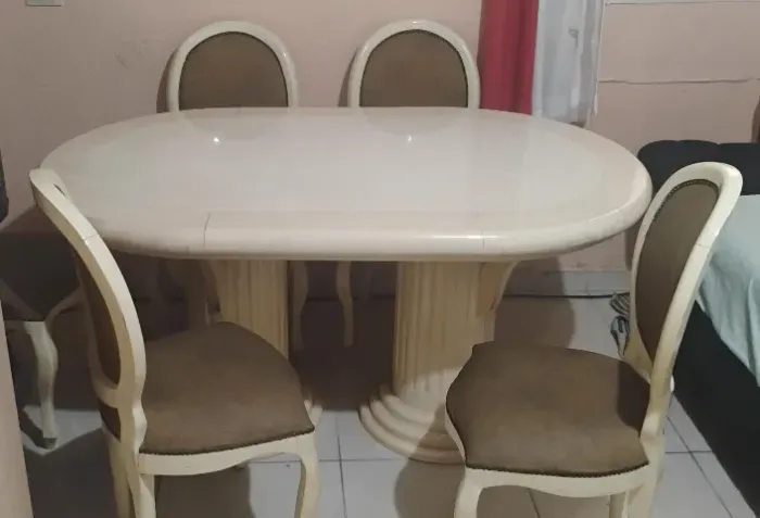 Mesa com 6 cadeiras estilo medalhão