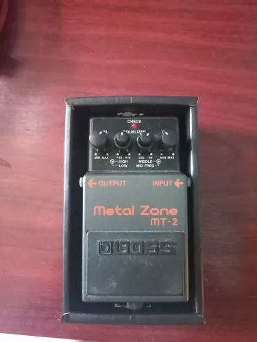Pedal da Boss Metal Zone MT-2 com caixa e certificados