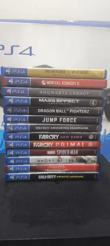 PS4 com controle e jogos