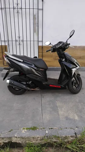 Vendo Honda Elite ano 2022/2023 quitada, documentação em dia, único dono, revisão em dia.