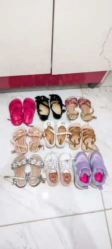 9 pares de diversos sapatos infantil menina