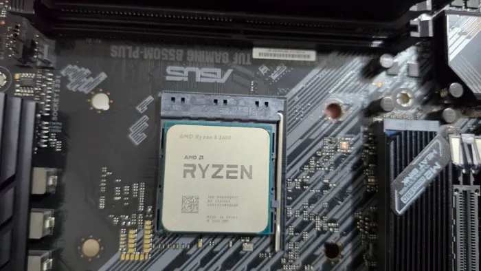 AMD RYZEN 5 5600