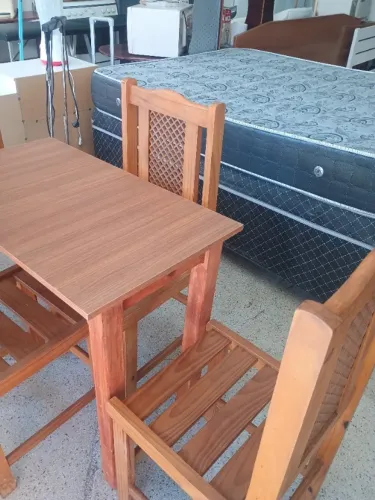 Mesa madeira com 4 cadeiras