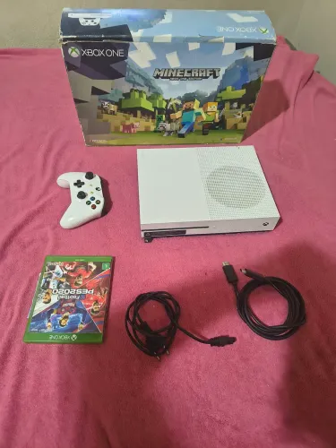 Xbox one s acompanha 1 controle e 1 jogo