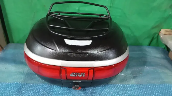 Baú de moto marca givi Maxia 52 litros 