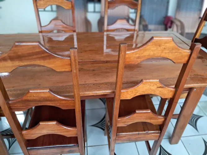 Vendo mesa de madeira de seis cadeiras seminova