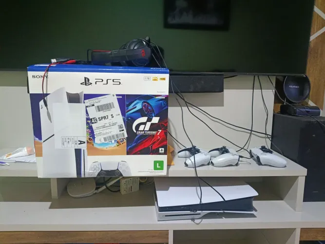 Vendo play 5 na caixa mais 3 controle e um fone