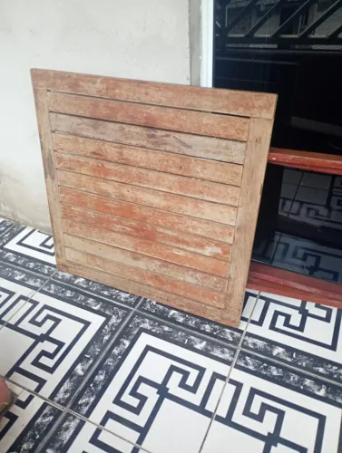 Mesa dobrável de madeira maciça com 4 cadeiras