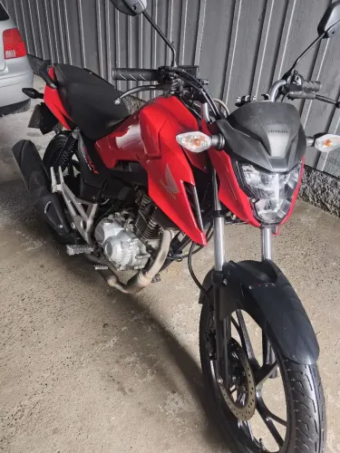 Vendo moto está bem zera