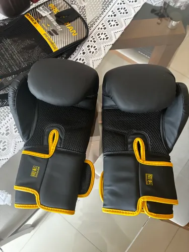 Luva de boxe / Muay Thai / Kickboxing - Tamanho 16 OZ - Marca Pretorian - Usado só uma vez
